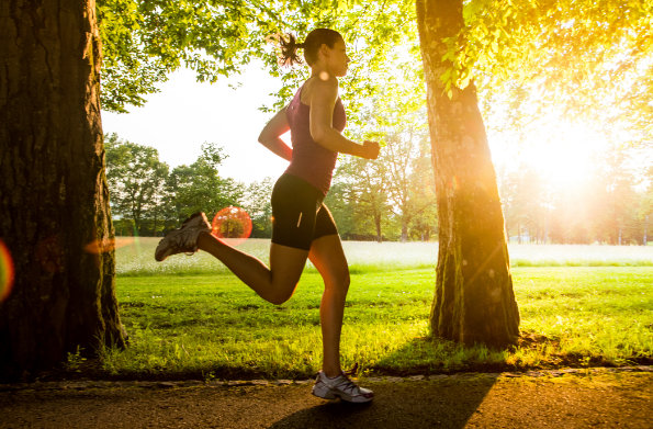 sal a correr al aire libre; cardio sin material